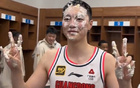 廣東慶胡明軒生辰，莫蘭暴扣，杜鋒溺愛(ài)粉，球迷獻(xiàn)蛋糕暖心