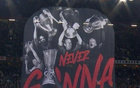 激勵曼聯(lián)，隊(duì)長捧杯TIFO，永不退步。