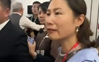 網(wǎng)傳藍衣女挑釁沖突，非北京女記者劉茹，涉事球迷已拘留。