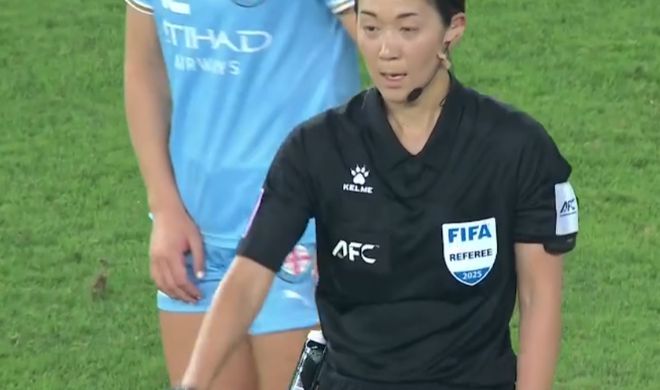 女足亞冠決賽爭(zhēng)議大，加時(shí)漏判點(diǎn)球，禁區(qū)手球未算，三人不滿。