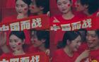 國(guó)足喜慶倒數(shù)第二，美女球迷亮眼，歡聚合影！