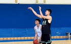 遼寧夏訓(xùn)，小將投籃力量訓(xùn)練，楊鳴督練深蹲